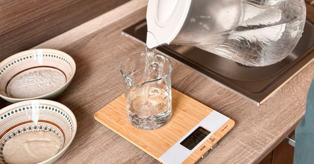 odmerka-s-vodou-na-vaze